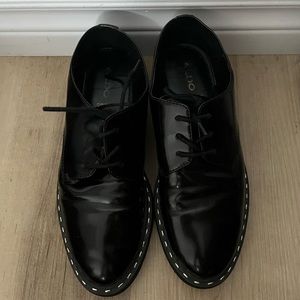 Black student Oxford with silver staple trim